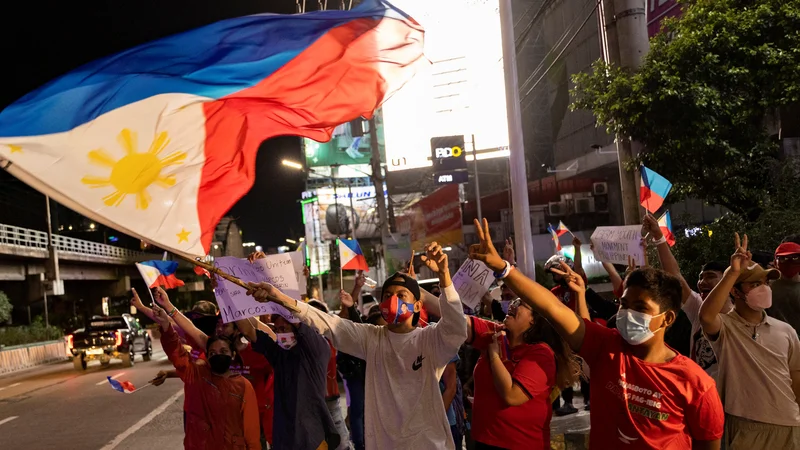 Fotografija: Podporniki Ferdinanda Bongbonga Marcosa mlajšega se veselijo volilne zmage na Filipinih, ki ustreza tudi kitajskemu državnemu vrhu. FOTO: Eloisa Lopez/Reuters