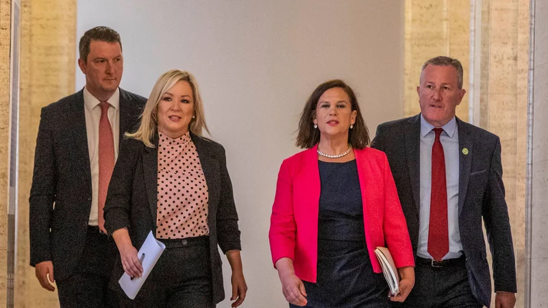 Fotografija: Prva obraza Sinn Féin: naslednja prva ministica Michelle O'Neill in vodja stranke Mary Lou McDonald. Foto Paul Faith/Afp