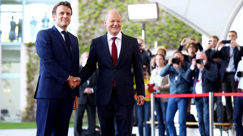 Fotografija: Kancler Olaf Scholz je v Berlinu z vojaškimi častmi sprejel francoskega predsednika Emmanuela Macrona. FOTO; Lisi Niesner/REUTERS