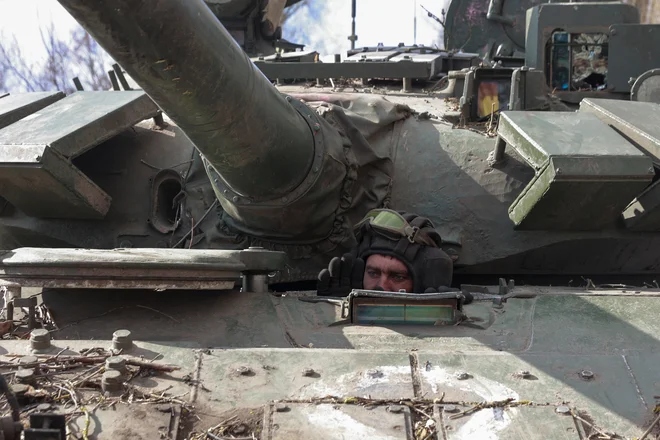 Tanki ruske izdelave T72 so v uporabi tudi na bojiščih v Ukrajini. FOTO: Serhii Nuzhnenko/Reuters
