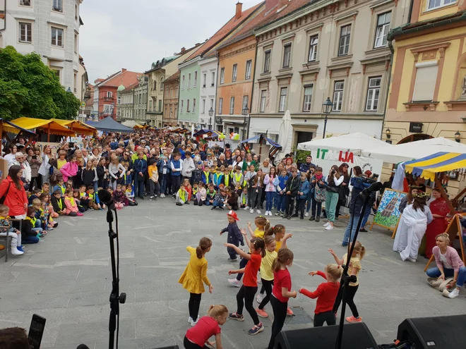 Celjski Glavni trg je bil nabito poln mladih, obiskovalcev in dobre volje. FOTO: Špela Kuralt/Delo
