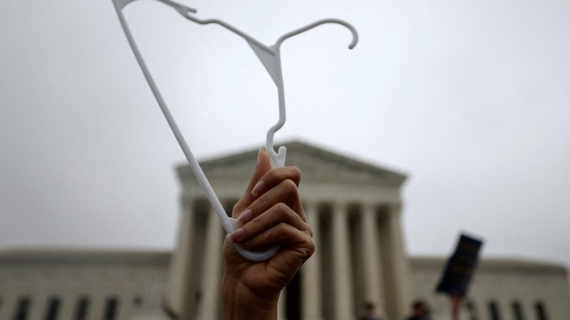 Fotografija: Protesti proti spremembah pravice do splava pred ameripkim vrhovnim sodiščem. Foto Evelyn Hockstein/Reuters
