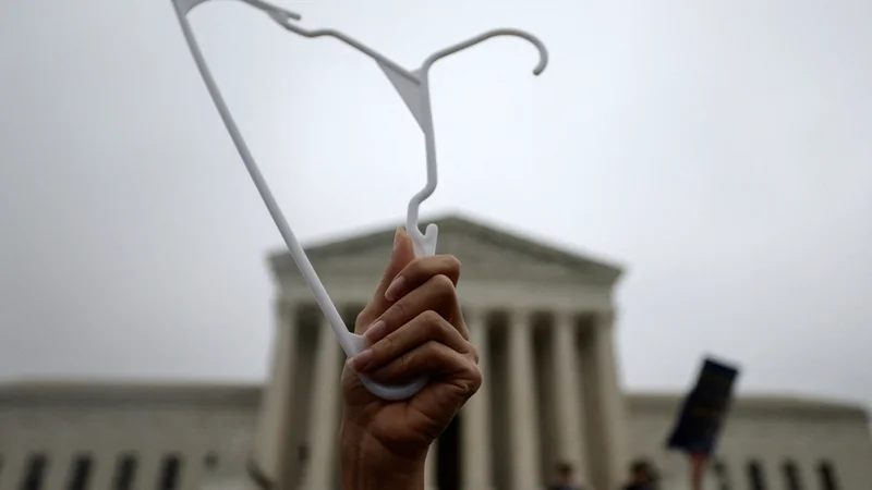 Fotografija: Protesti proti spremembah pravice do splava pred ameripkim vrhovnim sodiščem. Foto Evelyn Hockstein/Reuters
