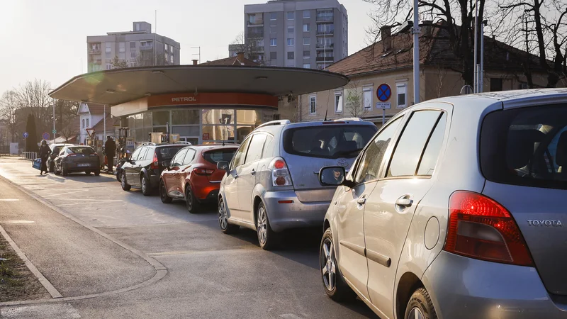 Fotografija: Stara pesem: dolge vrste na črpalkah. Foto Jože Suhadolnik