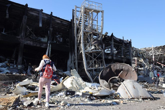V napadih, ki so uničili dva hotela in nakupovalno središče, je umrla ena oseba. FOTO: Oleksandr Gimanov/AFP
