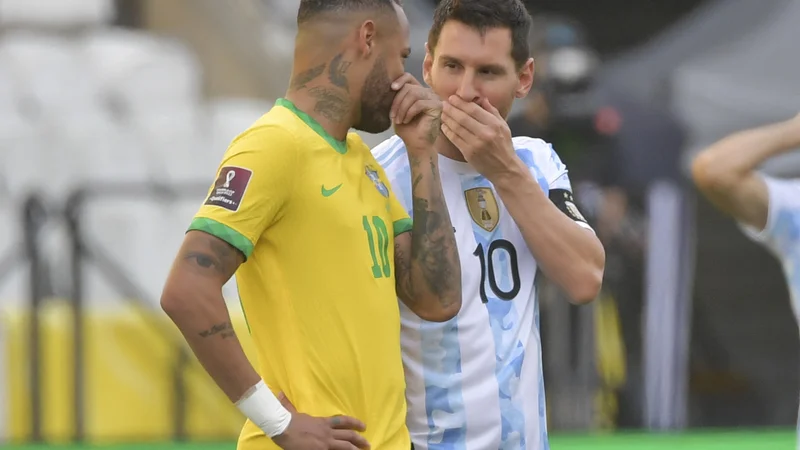 Fotografija: Nekdanja klubska soigralca Neymar in Lionel Messi (desno) v pogovoru po prekinitvi tekme na štadionu Corinthiansa. FOTO: Nelson Almeida/AFP