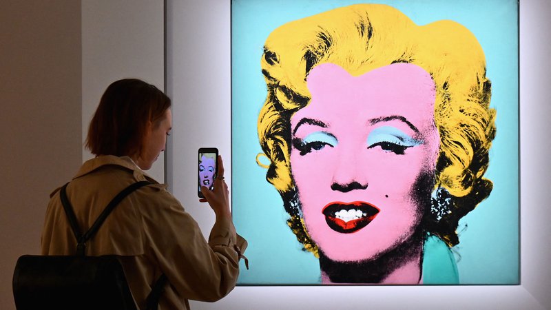 Fotografija: Kupec ikonične Warholove slike ni znan. V dvorani je pripadla megagaleristu Larryju Gagosianu, a ta ni izdal, ali jo je kupil kot posrednik za drugega končnega kupca. FOTO: Angela Weiss/AFP
