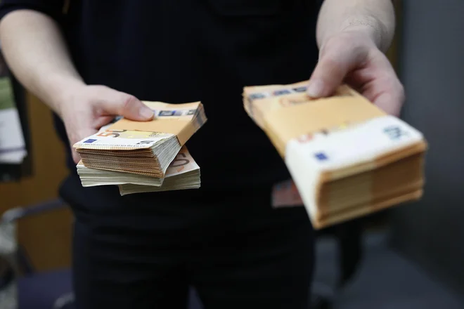 Razmeroma ugodno stanje javnih financ, doseženo pred epidemijo, po oceni fiskalnega sveta v srednjeročnem obdobju ne bo v celoti obnovljeno. FOTO: Leon Vidic/Delo
