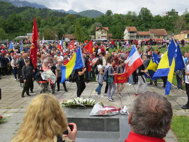 Velika množica ljudi se je udeležila slovesnosti v Jablanici. FOTO: Bojan Rajšek/Delo
