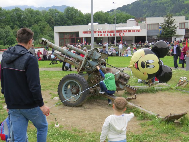 Za otroke je bila glavna znamenitost partizanski top. FOTO: Bojan Rajšek/Delo

