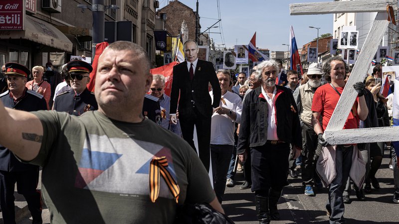 Fotografija: Pohod v podporo Rusiji in Putinu je v Beogradu združil doslej nezdružljive antifašiste in fašiste. Foto Marko Djurica/Reuters

