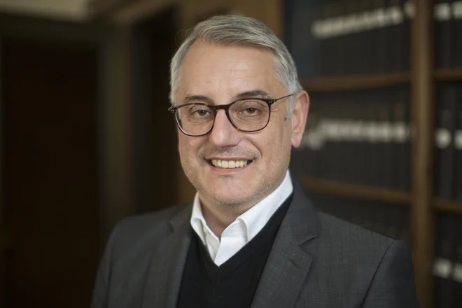 Matjaž Han, vodja poslanske skupine Socialnh demokratov, se dogovarja za prestop v vlado.  FOTO: Jure Eržen/Delo
