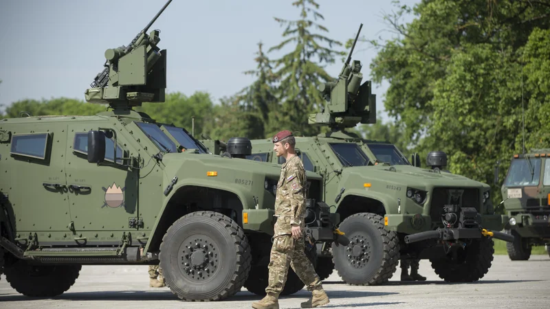 Fotografija: Glede bojnih vozil bo Mors realiziral določene finančne obveznosti za lahka štirikolesna oklepna vozila LKOV 4x4 oshkosh. FOTO: Jure Eržen/Delo