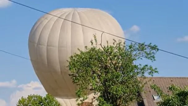 Balon je nenadoma izgubil višino in trčil v električno napeljavo, kar ga je tudi poškodovalo. FOTO: zajem zaslona/Youtube