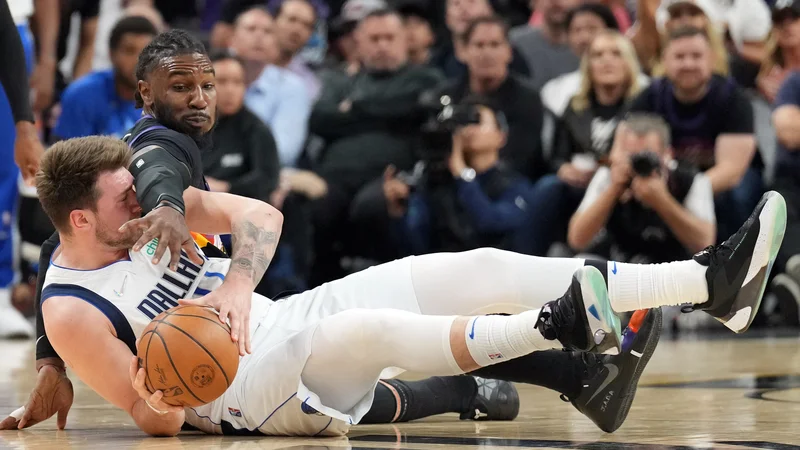 Fotografija: Jae Crowder in Luka Dončić se borita za žogo na peti tekmi v dvorani Footprint Center. FOTO: Joe Camporeale/USA Today Sports
