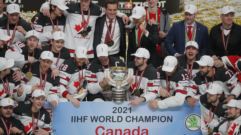 Fotografija: Kanadčani (na fotografiji) so naslov svetovnih prvakov lani v Rigi osvojili na račun tokratnih gostiteljev prvenstva, Fincev, ki so bili letos v tekmi za zlato odličje na olimpijskih igrah v Pekingu boljši od predstavnikov Ruskega olimpijskega komiteja. FOTO: Vasilij Fedosenko/Reuters
