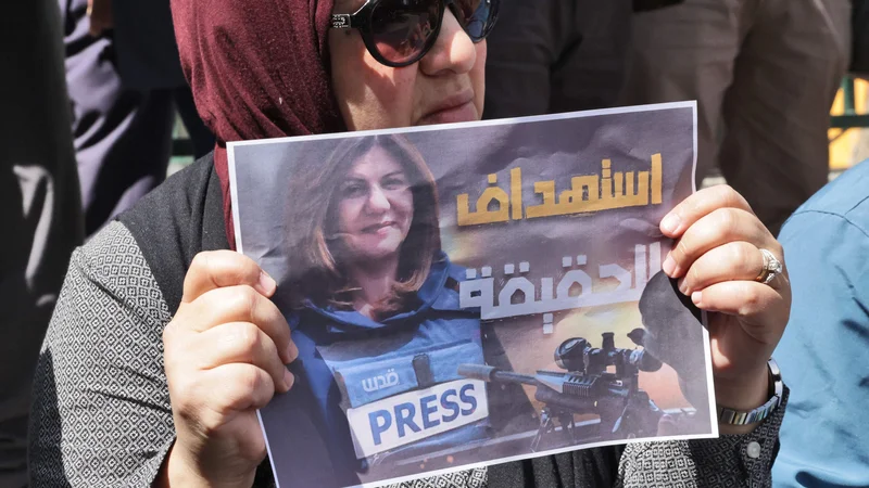 Fotografija: Širin Abu Akleh je bila ubita med poročanjem s prizorišča racije izraelske vojske v palestinskem begunskem taborišču Dženin na območju zasedenega Zahodnega brega. FOTO: Hazem Bader/AFP
