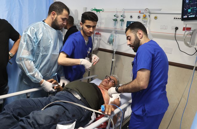 Poleg pokojne novinarke je bil v bolnišnično oskrbo sprejet še producent Al Jazeere Ali Al Samudi. FOTO: Jaafar Ashtiyeh/AFP
