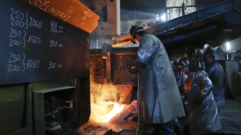 Fotografija: Zaradi delovanja velikih industrijskih odjemalcev električne energije je kakovost oskrbe v Mežiški dolini slabša. FOTO: Jože Suhadolnik/Delo
