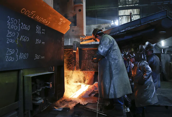 Zaradi delovanja velikih industrijskih odjemalcev električne energije je kakovost oskrbe v Mežiški dolini slabša. FOTO: Jože Suhadolnik/Delo