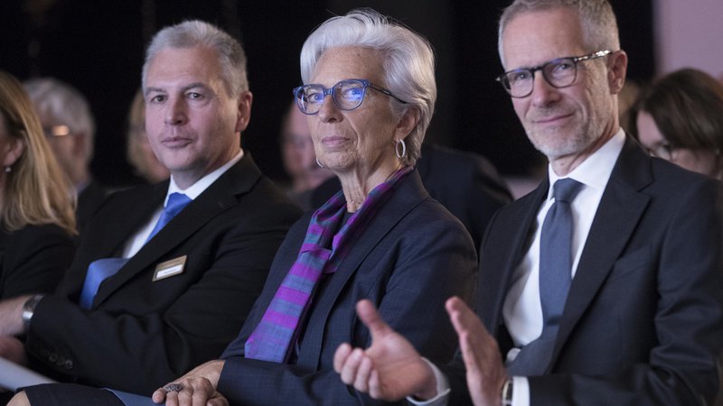 Fotografija: Christine Lagarde, predsednica Evropske centralne banke (ECB), levo ob njej predsednik evropskega oddelka IMF Alfred Kammer, desno pa guverner Banke Slovenije Boštjan Vasle, na prireditvi ob 30-letnici Banke Slovenije. FOTO: Jure Eržen/Delo
