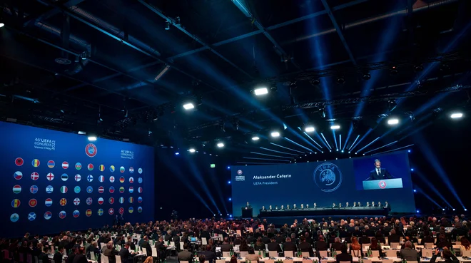 Na Dunaju se je na kongresu zbral funkcionarski vrh nogometne Evrope. FOTO: Joe Klamar/AFP

