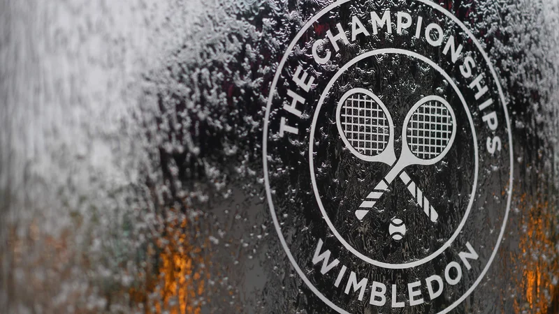 Fotografija: Turnir v Wimbledonu bi se letos lahko odvil le kot pehanje za bogatim denarnim skladom. FOTO: Ben Stansall/AFP