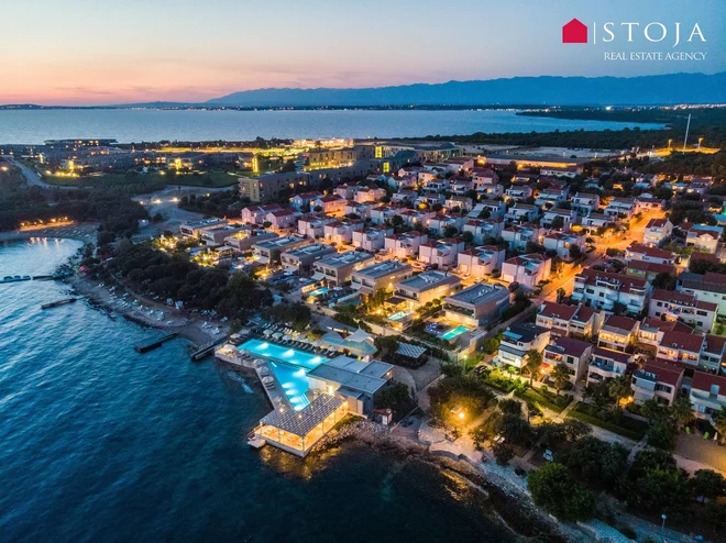 V nekaj korakih do bazena ali čudovitega morja. FOTO: Stoja Trade
