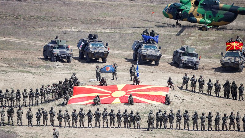 Fotografija: Vojska Severne Makedonije z zvezo Nato pripravlja vojaško vajo na vadišču Krivolak. Foto Ognen Teofilovski/Reuters
