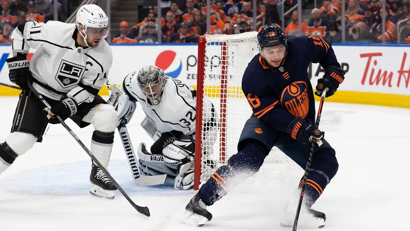 Fotografija: Anže Kopitar (levo) veliko dela opravi tudi v obrambi. FOTO: Codie Mclachlan/AFP