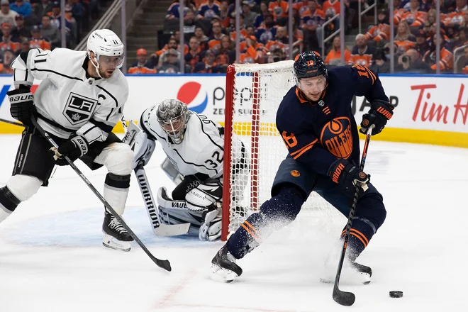 Anže Kopitar (levo) veliko dela opravi tudi v obrambi. FOTO: Codie Mclachlan/AFP
