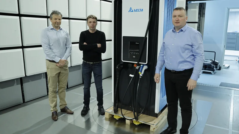 Fotografija: Že zdaj ima veliko električnih in hibridnih vozil renomiranih blagovnih znamk vgrajene komponente, ki so bile preizkušene v laboratorijih SiQ, pravijo Matej Žontar, Tibor Kokelj in Marjan Mak. FOTO: Jože Suhadolnik/Delo