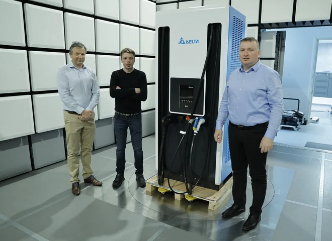 Že zdaj ima veliko električnih in hibridnih vozil renomiranih blagovnih znamk vgrajene komponente, ki so bile preizkušene v laboratorijih SiQ, pravijo Matej Žontar, Tibor Kokelj in Marjan Mak. FOTO:&nbsp;Jože Suhadolnik/Delo
