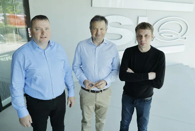 Marjan Mak, Matej Žontar in Tibor Kokelj imajo v SIQ ogromno znanja tudi o mobilnosti. FOTO: Jože Suhadolnik/Delo
