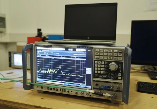 Varnost je ključna, zato morajo postati vse komponente in sklopi bolj odporni na elektromagnetna sevanja in radijske signale, da ne bodo vsem električnim avtomobilom na avtocesti ob vojaški bazi ali pa na podeželski cesti prenehale delovati zavore. FOTO: Jože Suhadolnik/Delo
