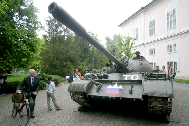 Slovenija se ni osamosvojila tako, da bi se leta prej oboroževala za premoč nad JLA.&nbsp;FOTO: Roman Šipić/Delo
