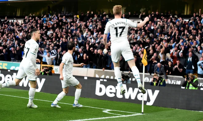Kevin De Bruyne je pokazal odlično formo v Wolverhamptonu in v prvem polčasu dosegel tri gole, skupaj pa štiri.&nbsp;FOTO: Peter Powell/Reuters
