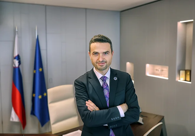 Odhajajoča vlada pod vodstvom Janeza Janše je Tonina za podpis tega memoranduma pooblastila šele danes. FOTO: Blaž Samec/Delo
