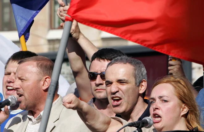 Opozicijski voditelj Gari Kasparov junija 2007 na protestnem shodu skozi Sankt Peterburg. FOTO: Alexander Demianchuk/Reuters
