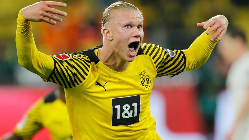 Fotografija: Več kot polovico golov za Dortmund je dosegel s prvim dotikom, je tudi najmlajši, ki mu je v ligi prvakov v karieri uspelo zbrati 20 zadetkov. FOTO: Leon Kuegeler/Reuters
