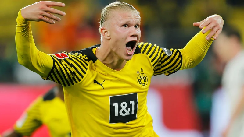 Fotografija: Več kot polovico golov za Dortmund je dosegel s prvim dotikom, je tudi najmlajši, ki mu je v ligi prvakov v karieri uspelo zbrati 20 zadetkov. FOTO: Leon Kuegeler/Reuters