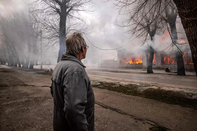 Ukrajinski generalštab je danes sporočil, da ruski vojaki nadaljujejo ofenzivo na vzhodu države z namenom prevzetja nadzora nad območji Doneck, Lugansk in Herson, da bi tako vzpostavili kopenski koridor s polotokom Krim. FOTO: Fadel Senna/AFP
