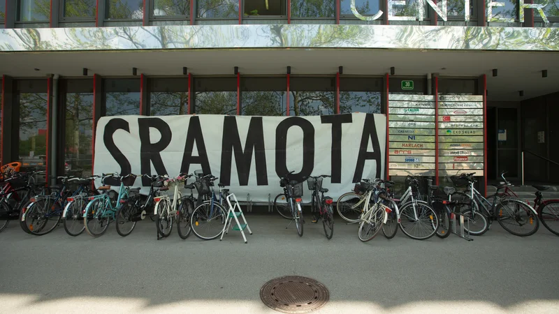 Fotografija: V znamenje protesta nad vladnim imenovanjem direktorja so neznanci na pročelje ARRS izobesili napis »Sramota«. FOTO: Željko Stevanič