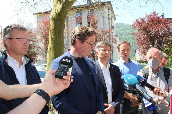 Antun Gašparac, poveljnik Civilne zaščite Kočevje, kočevski župan Vladimir Prebilič in Srečko Štefanič, direktor Melamina. FOTO: Simona Fajfar
