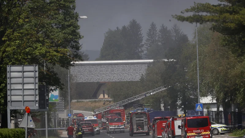 Fotografija: Zaradi tako hude nesreče je bila glavna cesta skozi Kočevje zaprta. FOTO: Leon Vidic/Delo