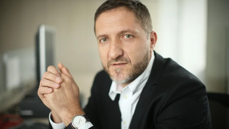 Fotografija: Preoblikovanje vladnih resorjev nakazuje, da bo verjetni bodoči finančni minister Klemen Boštjančič na svojo mizo dobil zahtevek po izdatnem povečanju javne porabe, a zaradi konsolidacije javnih financ bo bo moral porabo omejiti. FOTO: Jure Eržen/Delo