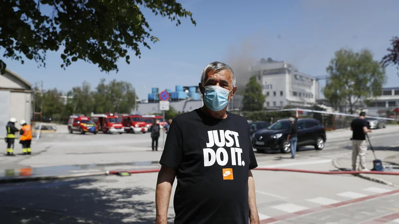 Fotografija: Požar zajel kemično tovarno Melamin v Kočevju. FOTO: Leon Vidic/Delo