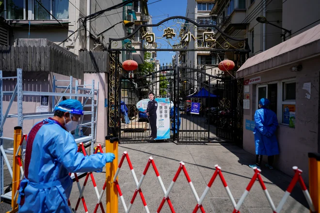 Politika ničtega covida na Kitajskem še naprej pritiska na globalne dobavne verige. FOTO: Aly Song/Reuters

