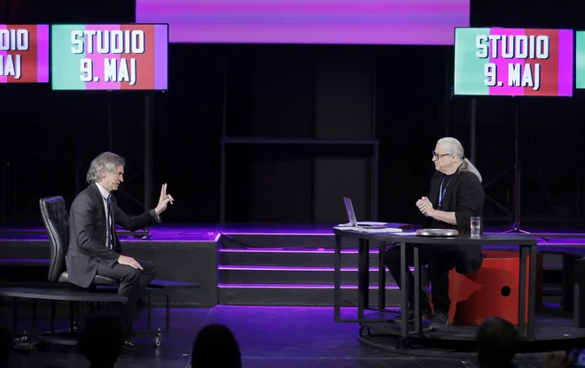 Napoved Roberta Goloba o menjavah veleposlanikov je dober politični statement, pomemben predvsem za integriteto zunanjega ministrstva.&nbsp;In vendar je napoved dvorezna.

FOTO: Jože Suhadolnik/Delo
