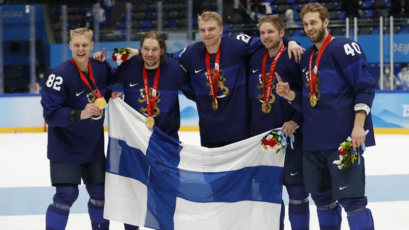 Fotografija: Finski hokejisti v Pekingu niso skrivali navdušenja po zgodovinski prvi osvojitvi naslova olimpijskih prvakov. FoTO: David W Cerny/Reuters